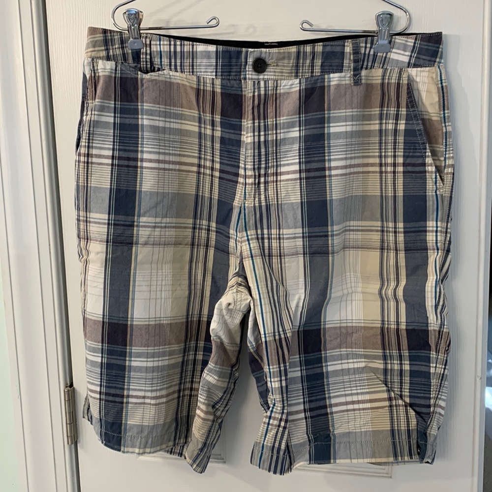 Quicksilver Men’s size 36 Plaid Shorts . Great summer shorts !